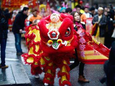 انگلینڈ میں نئے چینی سال اورموسم بہاراں کے زبردست جشن نےگوروں کو بھی بارش میں کھڑے رہنے پرمجبور کردیا۔