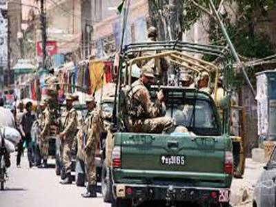 پاک فوج کراچی کےعلاقے این اے دوسو پچاس میں پہنچ گئی، شہریوں کو تحفظ کا احساس دلانےکیلئے فلیگ مارچ بھی کیا گیا.