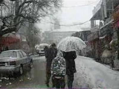 اسلام آباد میں رات گئے موسلادھار بارش سے سردی کی شدت میں اضافہ ہوگیا، وادی سوات، ناران اور ملحقہ بالائی علاقوں میں وقفے وقفے سے ہلکی برف باری نےبھی ٹھنڈ بڑھا دی ہے.