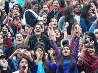 پاکستان اور بھارت کے معرکے کا سب کو بے چینی سے انتظار ,کالجز کی طالبات کی تیاریوں اور ان کے جذبات