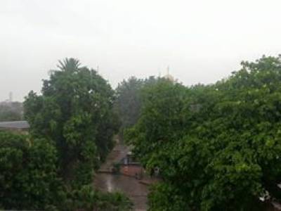لاہور اور اسلام آباد سمیت مختلف شہروں میں گہرے بادلوں کے بعد بونداباندی سے موسم نےکروٹ لےلی
