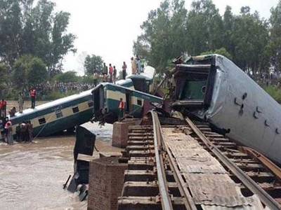 گوجرانوالہ: ٹرین حادثے میں جاں بحق افراد کی تعداد انیس ہوگئی،حادثے کی تحقیقات کے لیے ریلوے اور فوج کے اعلیٰ افسران پر مشتمل سات رکنی کمیٹی قائم کی گئی ہے۔