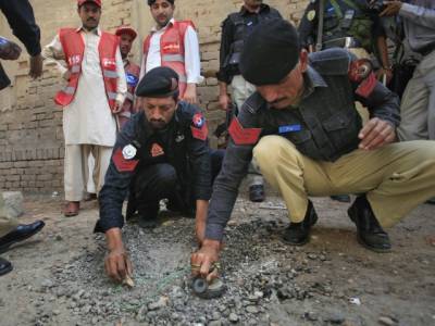پشاور کے علاقے اچینی میں سڑک کنارے نصب بم کے دھماکے میں بچی سمیت 2 افراد زخمی ہوگئے