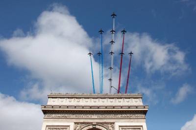  فرانس کے قومی دن بیسٹائل ڈے پر ایفل ٹاور روشنیوں میں نہا گیا