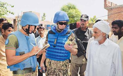 اقوام متحدہ کے فوجی مبصرین کا سیالکوٹ ورکنگ باؤنڈری کادورہ، بھارتی فوج کی فائرنگ سے زخمی ہونے والے شہریوں سے ملاقات بھی کی