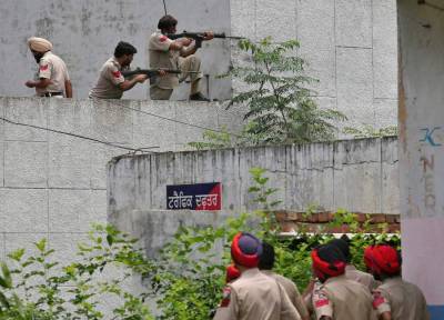 بھارتی شہرگورداس پور میں نامعلوم مسلح افرادکے حملے میں7 پولیس اہلکاروں سمیت 12 افرادہلاک ہوگئے ہیں