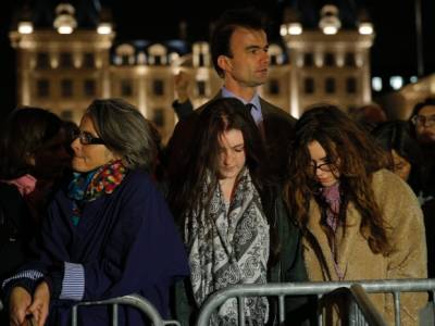 سانحہ پیرس کے تین روزہ سوگ کے بعد فرانس میں معمولات زندگی آہستہ آہستہ بحال ہونا شروع ہو گئے ہیں،