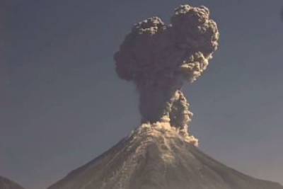 میکسیکو کا تیسرا بڑا کولیما آتش فشاں دھماکے سے پھٹ پڑا، دھویں اور راکھ کے بادل فضا میں ڈھائی کلومیٹر کی بلندی تک پہنچ گئے۔