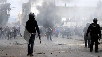 تیونس میں بے روز گاری کے خلاف احتجاج,ملک بھر کرفیو نافذ,پُرتشدد مظاہروں کے نتیجے میں ایک پولیس اہلکار کی ہلاکت اور تیس سے زائد مظاہرین زخمی