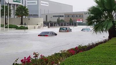متحدہ عرب امارات کےمختلف حصوں میں شدید بارش اورطوفان کےبعد سڑکوں پرپانی جمع ہوگیا