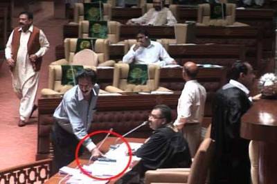 Sindh assemblyکی سیکیورٹی کاپول کھل گیا،ایک شخص ساتھی سمیت اسلحہ لےکراجلاس میں پہنچ گی