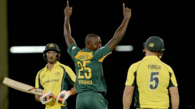 تین ملکی ٹورنامںٹ کےاہم میچ میں جنوبی افریقہ نےآسٹریلیا کو سینتالیس رنز سے شکست دے کرپوائنٹس ٹیبل پر پہلی پوزیشن حاصل کرلی