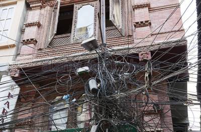 لاہور میں بجلی کی لٹکتی تاریں کسی بھی وقت خوفناک سانحے کا سبب بن سکتی ہیں،