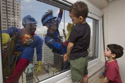 برازیل میں بلند عمارتوں کی کھڑکیوں کی صفائی کرنے والوں نے ایک تیر سے دو شکار کئے