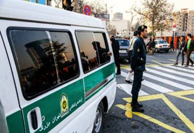 تہران: مخلوط پارٹی پر چھاپہ، 2 گلوکاراﺅں سمیت 100 گرفتار، شراب بھی قبضہ میں لے لی گئی۔