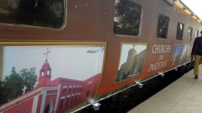 پاکستان ریلویز کی خصوصی کرسمس ٹرین کا کراچی پہنچنے پر شاندار استقبال کیا گیا۔