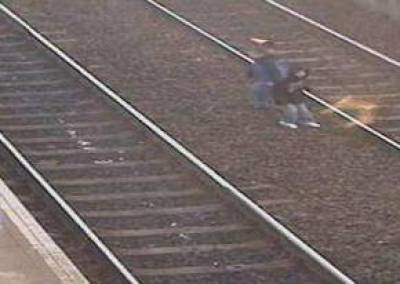 د ہلی: ریلوے پٹڑی پر سیلفی لیتے ہوئے 2 نوجوان ٹرین کی زد میں آکر ہلاک