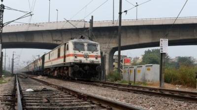  بھارت میں ٹرین پٹری سے اتر گئی جس کے نتیجے میں بتیس افراد ہلاک اور پچاس سے زائد زخمی