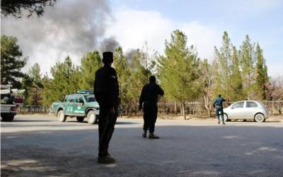 افغانستان کے شہر لشکرگاہ میں خودکش کار بم حملے میں سیکیورٹی اہلکاروں سمیت گیارہ افراد ہلاک جبکہ بیس زخمی ہوگئے