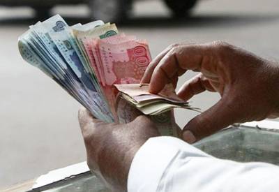 تنخواہ دار طبقے پرٹیکس کی حد 4 لاکھ روپے سالانہ آمدنی سے 5 لاکھ روپے کرنے کا فیصلہ