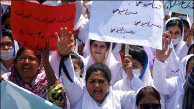 لاہور کے سروسز ہسپتال میں پیرا میڈیکل سٹاف کا احتجاج جاری ہے
