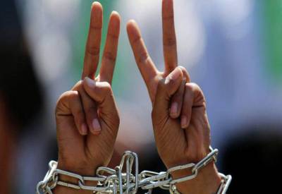 فلسطینی بچوں کا انسانی زنجیر بنا کر اسرائیلی جیلوں میں فلسطینی قیدیوں کے ساتھ اظہار یکجہتی کا اظہار