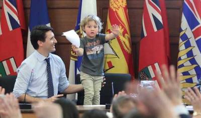 کینیڈین وزیراعظم جسٹن ٹروڈو کی اپنے چھوٹے بیٹے کے ساتھ پارلیمنٹ میں لی گئی تصاویر نے سوشل میڈیا پر دھوم مچادی