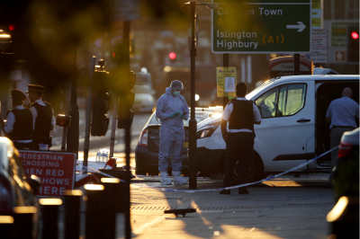لندن میں دہشتگردوں کا چوتھا وار، مسجد سے نکلنے والے نمازیوں کو ایک وین تلے کچل دیا گیا، واقعے میں ایک شخص جاں بحق جبکہ دس زخمی ہوگئے