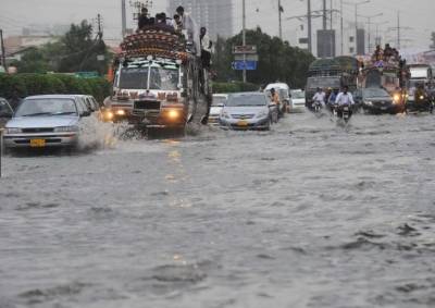 کراچی میں بارش سے اہم شاہراہیں بھی پانی میں ڈوب گئیں