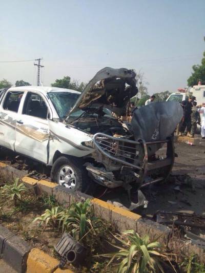 پشاور ایف سی کی گاڑی پر خودکش دھماکے میں 2اہلکار شہید جبکہ 3 اہلکاروں سمیت7 افراد زخمی 