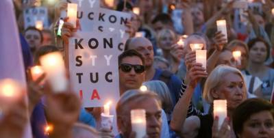 پولینڈ میں سپریم کورٹ سے متعلق متنازعہ بل کی منظوری کے خلاف ملک بھر میں احتجاج کا سلسلہ جاری ،