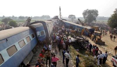 بھارت میں ٹرین کی چودہ بوگیاں پٹڑی سے اتر گئیں جس کے نتیجے میں دس افراد ہلاک اور پچاس سے زائد زخمی ہوگئے