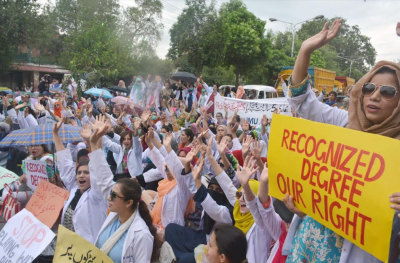  لاہور گنگا رام ہسپتال کے سامنے فاطمہ جناح میڈیکل یونیورسٹی کی طالبات نے احتجاجی مظاہرہ کیا