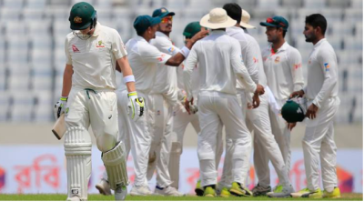 بنگلہ دیش نے پہلے ٹیسٹ میچ میں آسٹریلیا کو بیس رنز سے اپ سیٹ شکست دے کر سیریز میں ایک صفرکی برتری حاصل کرلی