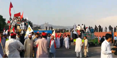 فاٹا اصلاحات پرعملدرآمد میں تاخیر کیخلاف خیبر پختونخوا کی سیاسی جماعتوں نے اسلام آباد میں احتجاج کیا اور ریڈ زون میں دھرنا دے دیا