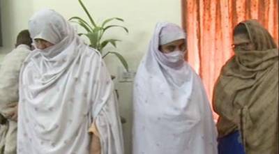 اسلام آباد میں پولیس نے گھروں میں کام کرنے کے بہانے ڈکیتی کرنے والا خواتین کا گروہ گرفتار کر لیا۔ 