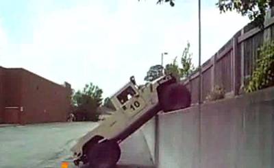  دیوار پر عمودی گاڑی چڑھا کر اتارتے شخص کی ویڈیو کو شائقین نے خوب پسند کیا