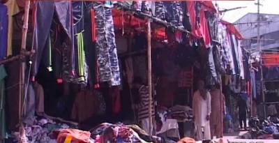  کراچی میں سردی کا موسم آتے ہی شہر کے مختلف لنڈا بازاروں میں عوام کی بڑی تعداد گرم کپڑوں کی خریداری میں مصروف ہے