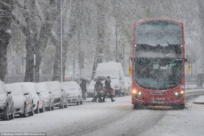 لندن میں برفباری کی وجہ سےنظام زندگی مفلوج ہو گئی ہے، برفباری کی وجہ سےکئی علاقوں میں بجلی کی فراہمی بھی معطل ہو گئی 