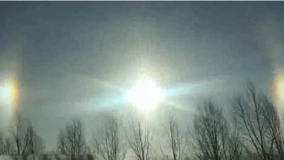 چین میں تین سورج نکل آئے دیکھنے والے دنگ چین میں آسمان پر ایک ساتھ تین سورج نکل آئے