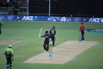 کولن منرو اورگرینڈ ہوم کی جارحانہ بیٹنگ کی بدولت نیوزی لینڈ نے پاکستان کو سیریز کے چوتھے ون ڈے میچ میں شکست دے دی