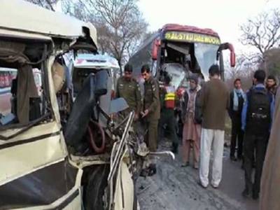 وزیرآباد:بس اور وین میں تصادم کے نتیجے خواتین اور بچوں سمیت 9 مسافر جاں بحق 