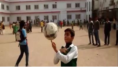 کراچی میں اسکول کے ننھے طالب علم کا فٹ بال سے شاندار اسٹنٹ کا مظاہرہ ، ویڈیو سوشل میڈیا پر وائرل ہوگئی 