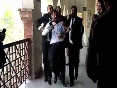 لاہور کے سیشن کورٹ میں وکیل نے فائرنگ کرکے دو ساتھی وکلا کو قتل کردیا۔ 