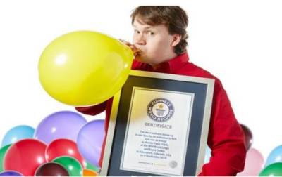  غبارے پھلانے کے شوقین امریکی شخص نے ایک گھنٹے میں سیکڑوں غبارے پھلانے کا شاندار مظاہرہ کیا