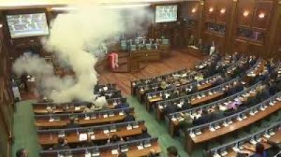  اراکین نے پارلیمنٹ سیشن کے دوران احتجاجاً ایوان میں آنسو گیس کے شیل پھینک دیئے