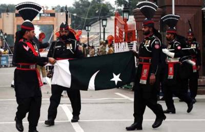 یوم پاکستان کے موقع پر واہگہ بارڈر پر پرچم اتارنے کی پروقار تقریب، رینجرز کے جوانوں کی گرج نے بھارتی سائیڈ پر خوف طاری کردیا
