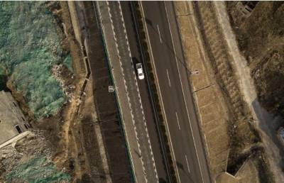 چین میں بغیر ڈرائیور چلنے والی الیکٹرک گاڑیوں کے لیے اسمارٹ ہائی وے کھول دی گئی ہے
