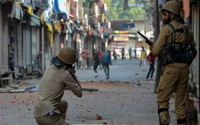 بھارتی فوج نے مظاہرین پر فائر کھول دیا۔ 18 سالہ نوجوان شہید درجنوں زخمی