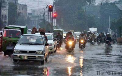 پنجاب کے مختلف شہروں میں تیز ہواؤں کے ساتھ موسلا دھار بارش سے موسم خوشگوار ہوگیا